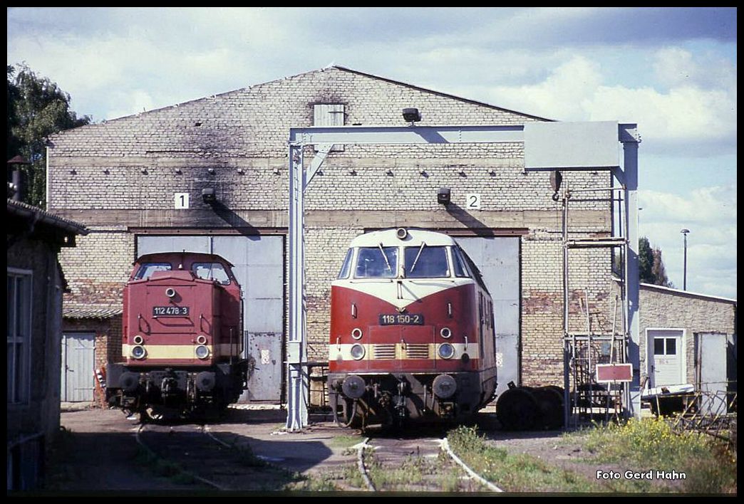 Blick ins BW Haldensleben am 16.9.1990: Vor den Toren der Lokhalle stehen
112478 und 118150.