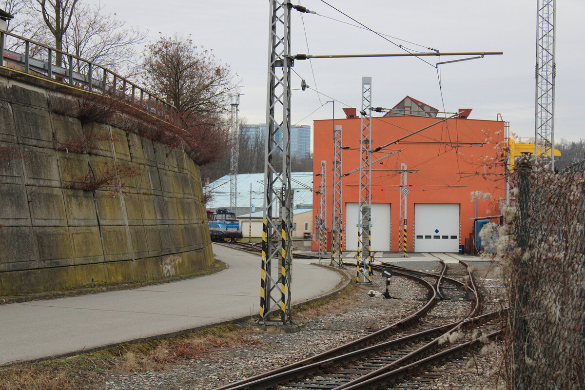 Blick ins Depo Kolejovch Vozidel, am 14.02.2024 in Praha-Vrovice. Von einem Bahnbergang aus fotografiert.