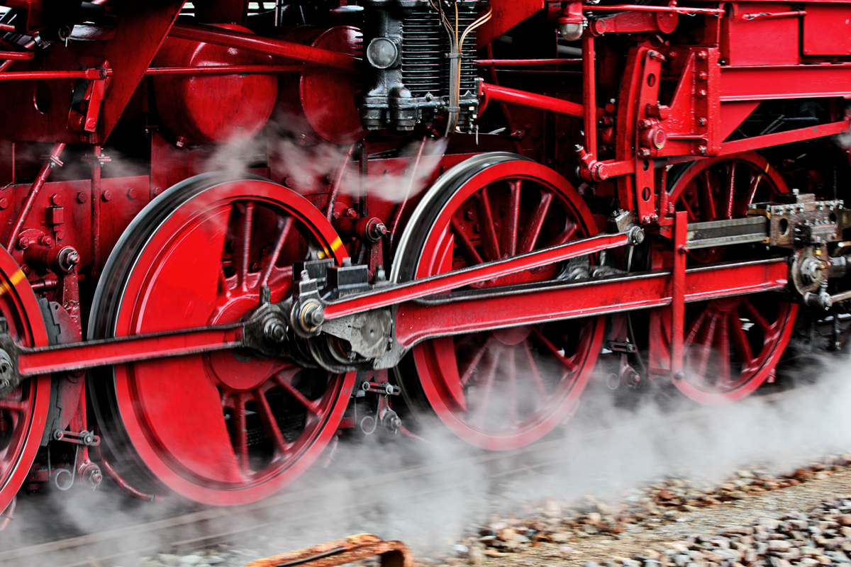 Blick ins Fahrgestell der Güterzugsdampflokomotive 52 7596 bei der Ausfahrt aus Hausach.Bild vom 28.3.2016