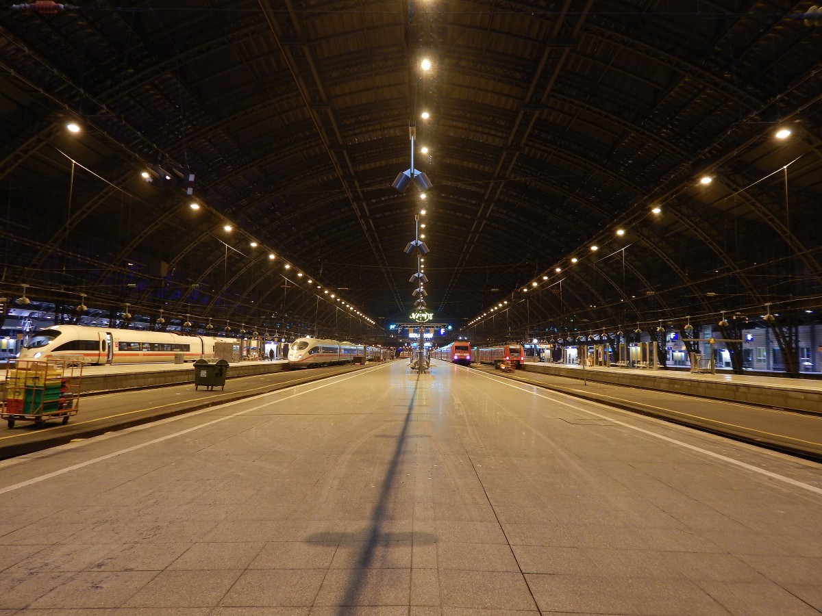Blick in den Kölner Hbf. Am Morgen des 14.2.15 gegen 5:50 Uhr ist der Bahnhof noch leer.

Köln 14.02.2015