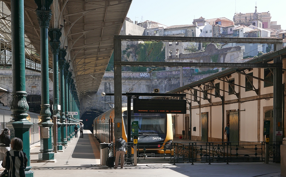Blick vom Kopfbahnhof Porto São Bento auf die angrenzende Bebauung (29.09.2017).