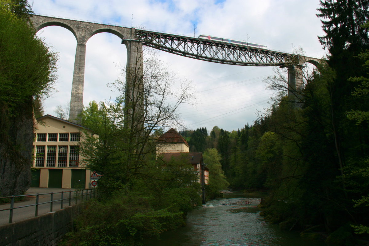 Blick vom Kraftwerk an der Sitter auf das SOB Sitterviadukt während ein RBDe 4/4 in 99 Meter Höhe das Tal überquert; 04.05.2014