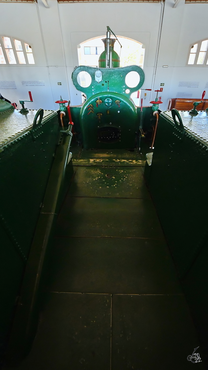 Blick vom leeren Tender auf den Führerstand der 1857 gebauten Dampflokomotive MZA 246  Mamut  (030-2013), welche Anfang November 2022 im Eisenbahnmuseum von Katalonien zu sehen war.