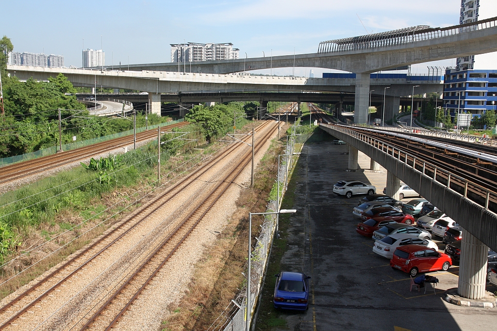 Blick von der LRT-Stesen Sungai Besi (SP16) am 13.Dezember 2023: links die Trasse des Express Rail Link (Eigentümer und Betreiber ERL, 1435mm, 25 kV 50 Hz ~, Oberleitung)  -  in der Mitte die Trasse der KTM North-South Line (Eigentümer und Betreiber KTM, 1 000mm, 25 kV 50 Hz ~, Oberleitung),  -  im Bild ganz rechts die Trasse der Sri Petaling Line  SP  (Eigentümer Prasarana Malaysia, Betreiber Rapid Rail Sdn Bhd, 1435mm, 750V =, seitliche Stromschiene)  -  und oben darüber die Trasse der Putrajaya Line  PY  (Eigentümer Prasarana Malaysia, Betreiber Rapid Rail Sdn Bhd, 1435mm, 750V =, seitliche Stromschiene, fahrerloser Betrieb).