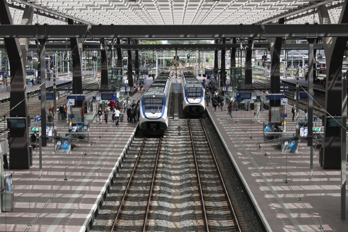 Blick in die modernisierte Bahnsteighalle von Rotterdam Centraal am 08.08.2016.