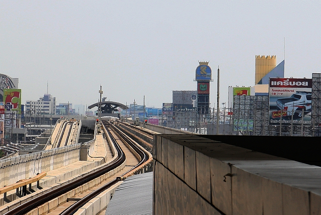 Blick von der MRT Khlong Bang Phai Station (PP01) auf die MRT Talat Bang Yai Station (PP02) . Bild vom 25.März 2017.