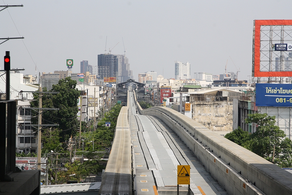 Blick von der MRT Yellow Line (YL) Mahat Thai Station (YL06) auf den Streckenabschnitt in Richtung Lat Phrao 101 Station (YL07, im Hintergrund sichtbar). - Bild vom 25.März 2024.