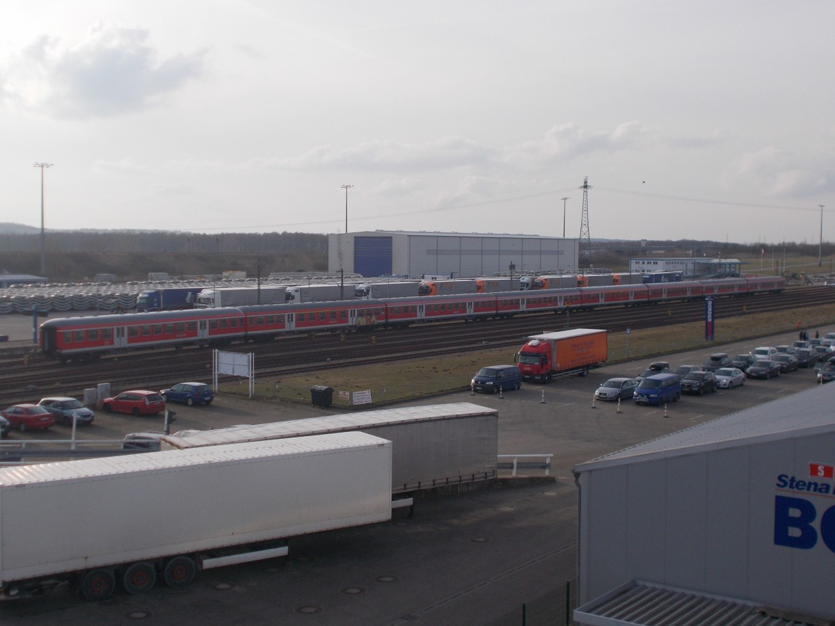 Blick von der Mukraner Fussgängerbrücke auf acht abgestellte RE Wagen am 27.Februar 2016.