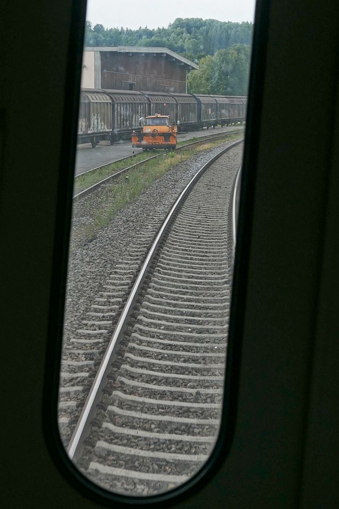 Blick nach hinten - Dieser Ausblick ist nur mglich, wenn eine technische Strung am Zug vorliegt, die Lok dem Steuerwagen vorgespannt ist und den Zug zieht anstatt zu schieben. Am 20.07.2017 legen sich bei Ummendorf die Wagen des IRE 4210, Lindau - Stuttgart in den Bogen und passieren einen Zweiwege-Unimog, mit dem Rangierarbeiten auf dem Industriegleisanschluss durchgefhrt werden.