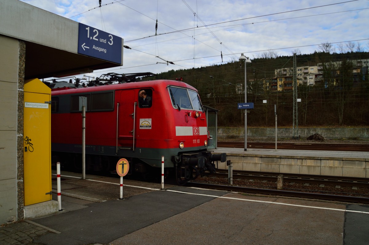 Blick nach hinten vom TF und los geht die Fahrt. Teilansicht der 111 165 mit einer RB nach Stuttgart in Neckarelz, hier ist der Führerstand vom Zugang des Bahnsteiges 12 zusehen.27.12.2013