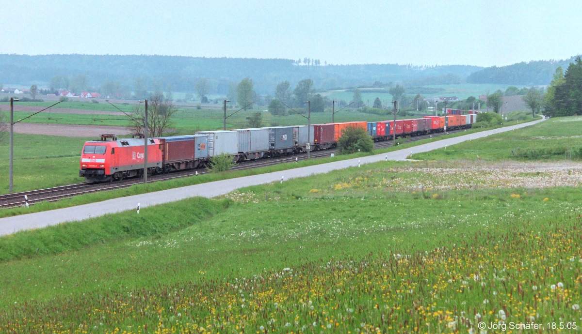Blick nach Norden am 18.5.2005: 152 004 hatte mit einem Güterzug von Würzburg nach München nördlich von Rosenbach den km 65,0 erreicht.