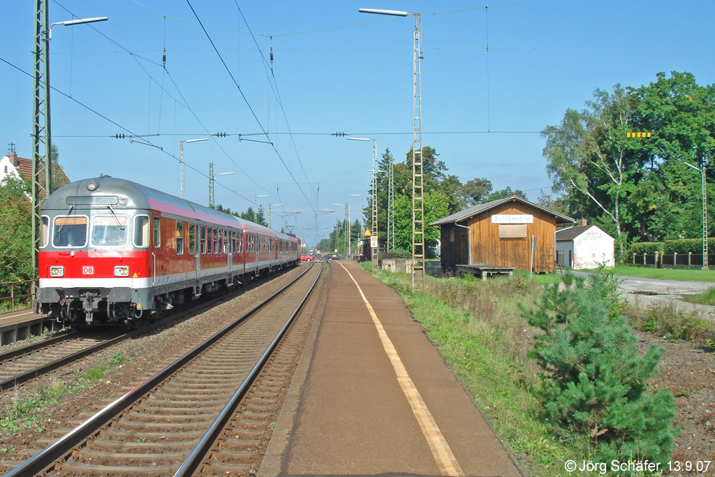 Blick nach Norden auf den Bahnhof Buttenheim, der eigentlich im Stadtteil Altendorf liegt. Der alte Oberleitungsmast am rechten Bildrand deutet darauf hin, wie umfangreich früher die Gleisanlagen für den Güterverkehr waren. (13.9.07)