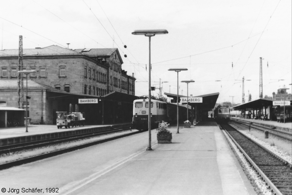 Blick nach Norden auf den Bamberger Bahnhof 1992: Auf Gleis 1 steht 141 364 mit einem Zug nach Nürnberg. Gepäckkarren gehörten noch zum Alltagsbild.