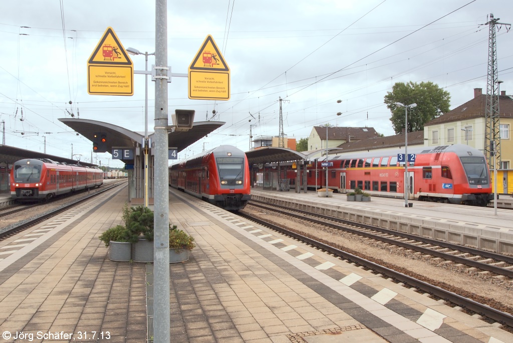 Blick nach Norden auf die Gleise 1 bis 6 in Treuchtlingen am 31.7.13. Der Doppelstockzug auf Gleis 4 fuhr als RE nach München und der ET 440 auf Gleis 6 als RB über Ansbach nach Würzburg.