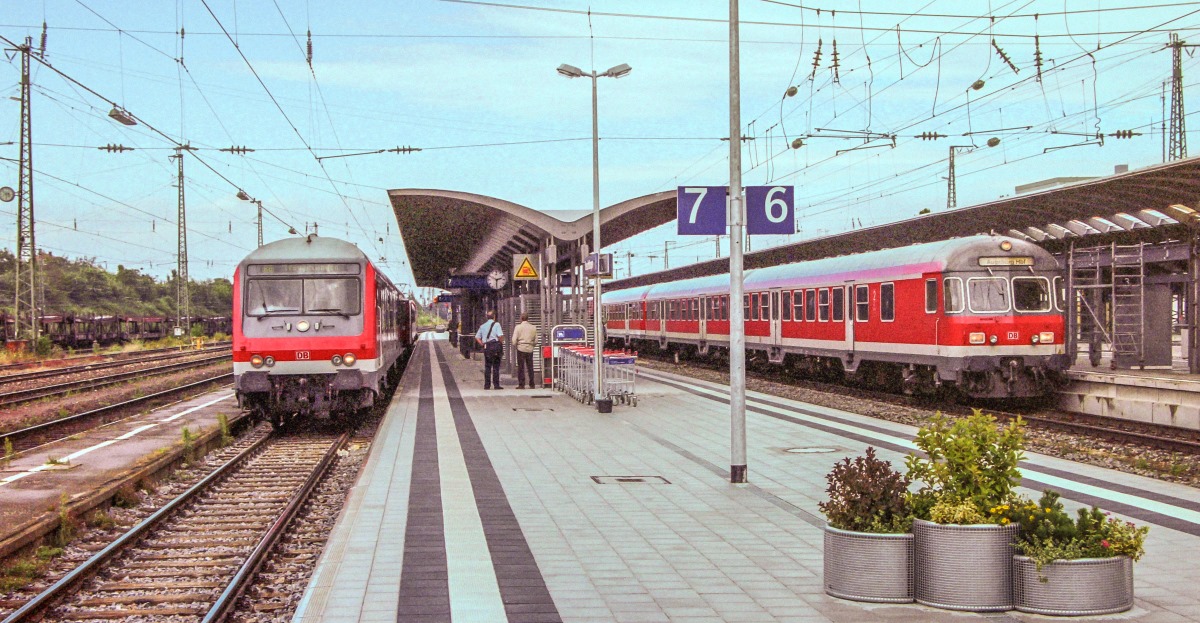 Blick nach Norden in Treuchtlingen am 10.8.05: Auf Gleis 7 ist eine RB mit „Wittenberger Steuerwagen“ aus Ansbach angekommen und auf Gleis 5 steht ein „Karlsruher“ Steuerwagen für die Fahrt nach Augsburg bereit.  