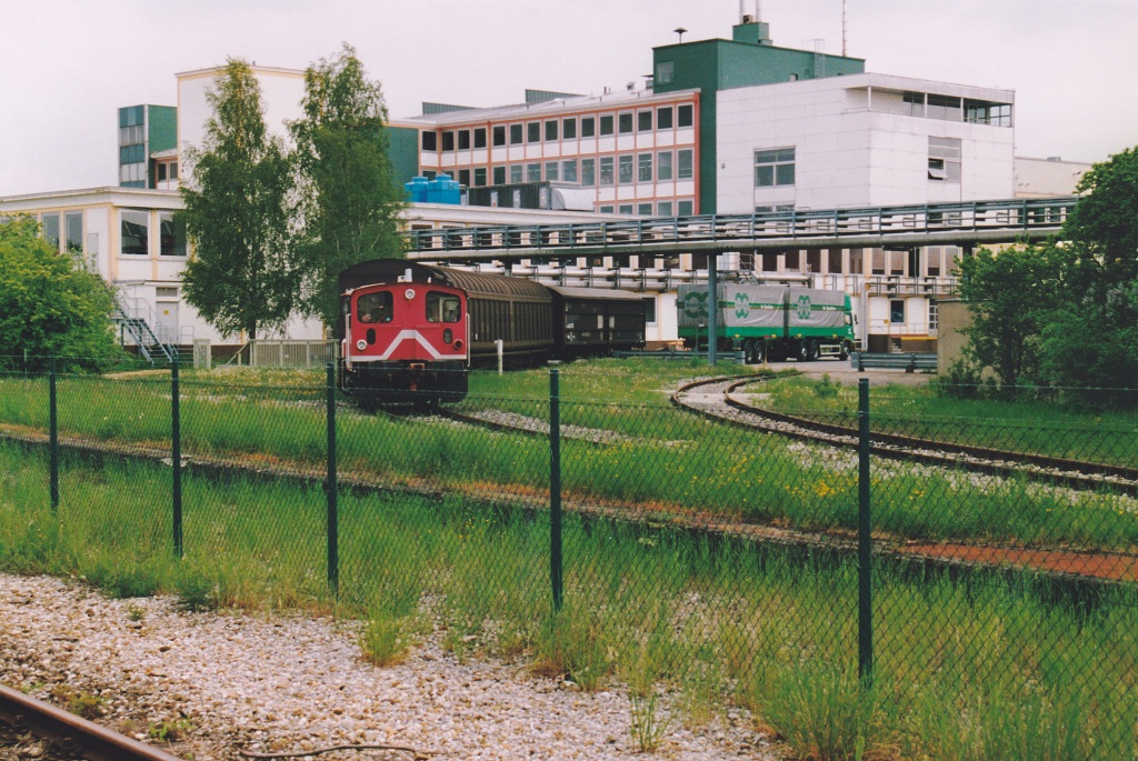 Blick nach Nordosten auf die ausgedehnten Gleisanlagen des Wassertrüdinger Schwarzkopfwerks am 13.5.94. Die Deutsche Bahn AG stellte trotz des regelmäßigen Wagenaufkommens die Bedienung drei Jahre später ein!