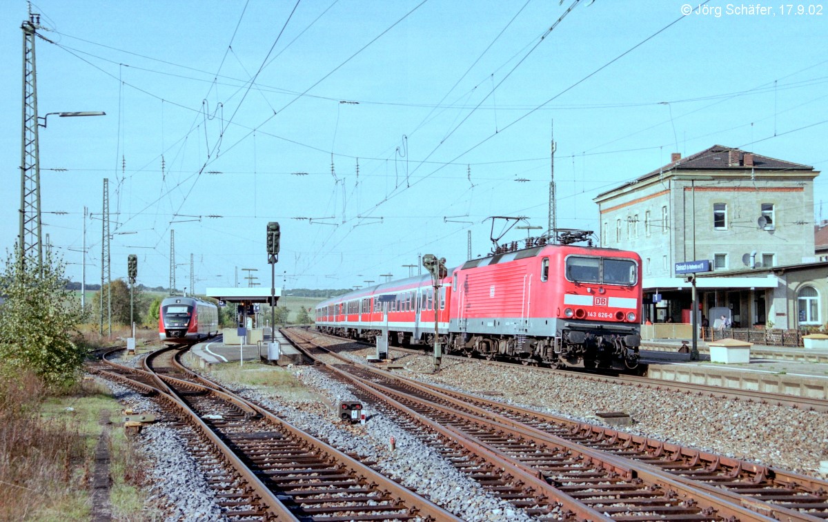 Blick nach Nordosten auf den Bahnhof Steinach am 17.9.02: 143 626 fuhr mit ihrer RB nach Treuchtlingen auf Gleis 3 ab und auf Gleis 5 wartete ein VT 642 als RB nach Rothenburg o.d.Tauber.