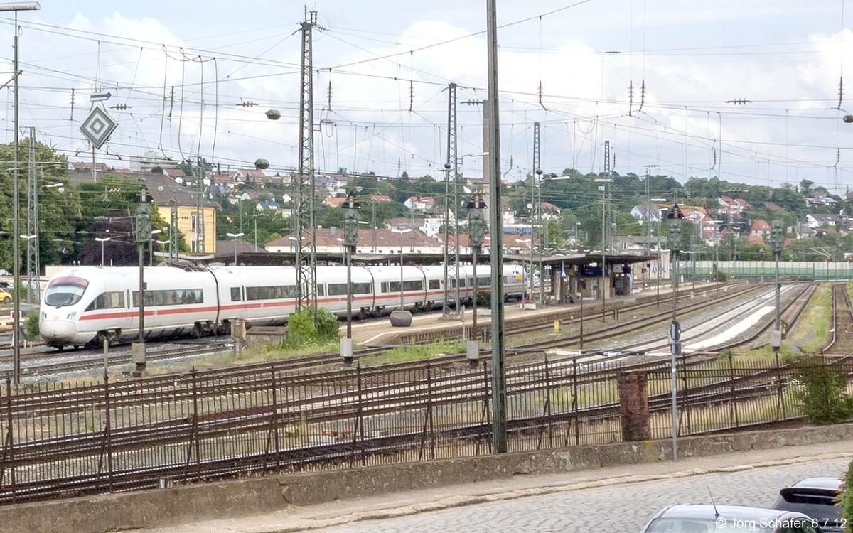 Blick nach Nordosten auf einen ICE von München nach Hamburg, der am 6.7.12 wie immer ohne Halt durch Ansbach fuhr. Das Titelbild der Festschrift (= ID 922297) entstand aus ähnlicher Perspektive.