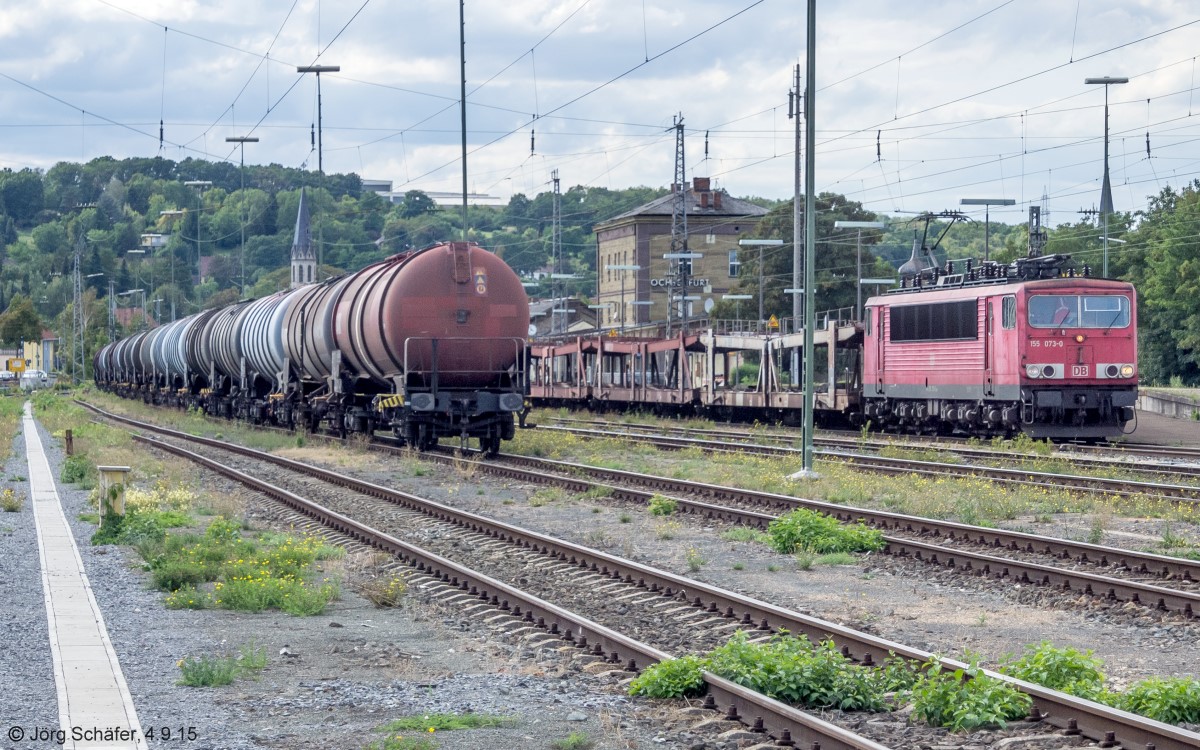 Blick nach Nordwesten über die Gütergleise im Bahnhof Ochsenfurt: 155 073 fuhr am 4.9.15 mit einem Güterzug Richtung München durch Gleis 3. 