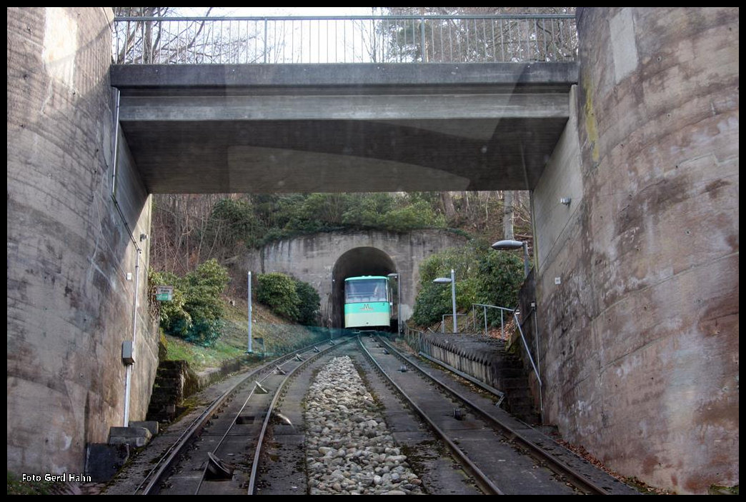 Blick nach oben und dort auf die entgegen kommende Kabine 2 der Baden - Baden Merkur Bergbahn am 14.3.2016.