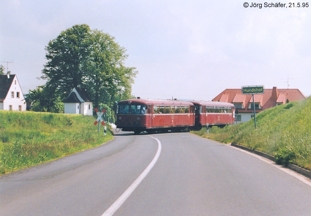 Blick nach Osten a.d.Schienenbus, der am 21.5.95 über den Bahnübergang bei Hundshof fuhr. Etwa 300 Meter weiter östlich lag bis 1961 der Haltepunkt Vorra (Ebrach).