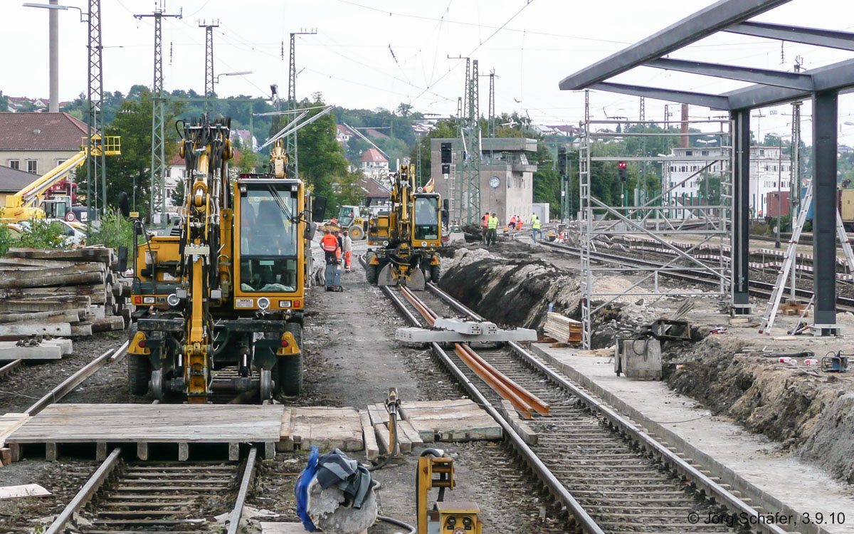 Blick nach Osten in Ansbach am 13.8.10: Die Fläche von Gleis 1a und den Abstellgleisen wurde während der 6-wöchigen Sperre in den Sommerferien vollständig umgebaut.