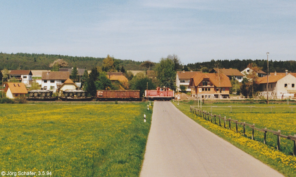 Blick nach Osten auf 360 241, die mit dem Güterzug nach Bamberg an Lind vorbei fuhr.  Der kleine Ort hatte nie eine eigene Bahnstation. 