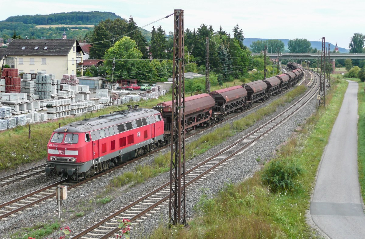 Blick nach Osten auf den Bahnhof Retzbach-Zellingen am 12.8.09: 218 105 wartete mit einem Güterzug auf dem mittig liegenden Gleis 2 eine Überholung ab. 