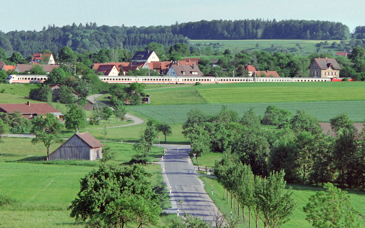 Blick nach Osten auf einen IC in Ellrichshausen am 29.5.05. Das frühere Bahnhofsgebäude steht am rechten Bildrand. 