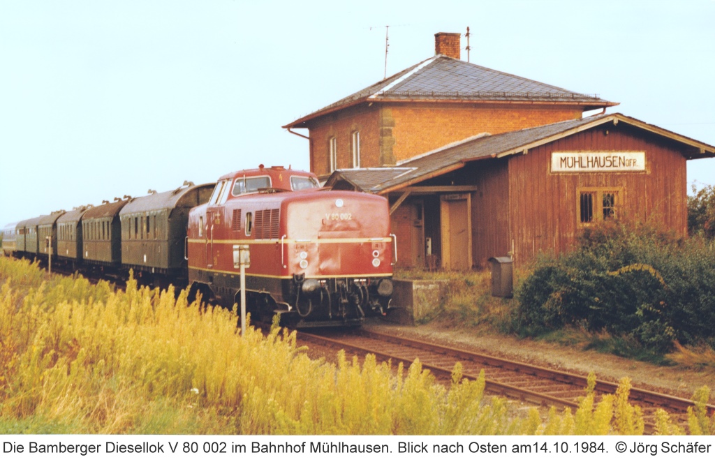 Blick nach Osten auf V 80 002 im Bahnhof Mühlhausen. Am 14.10.1984 war der angebaute Holzgüterschuppen noch gut erkennbar.