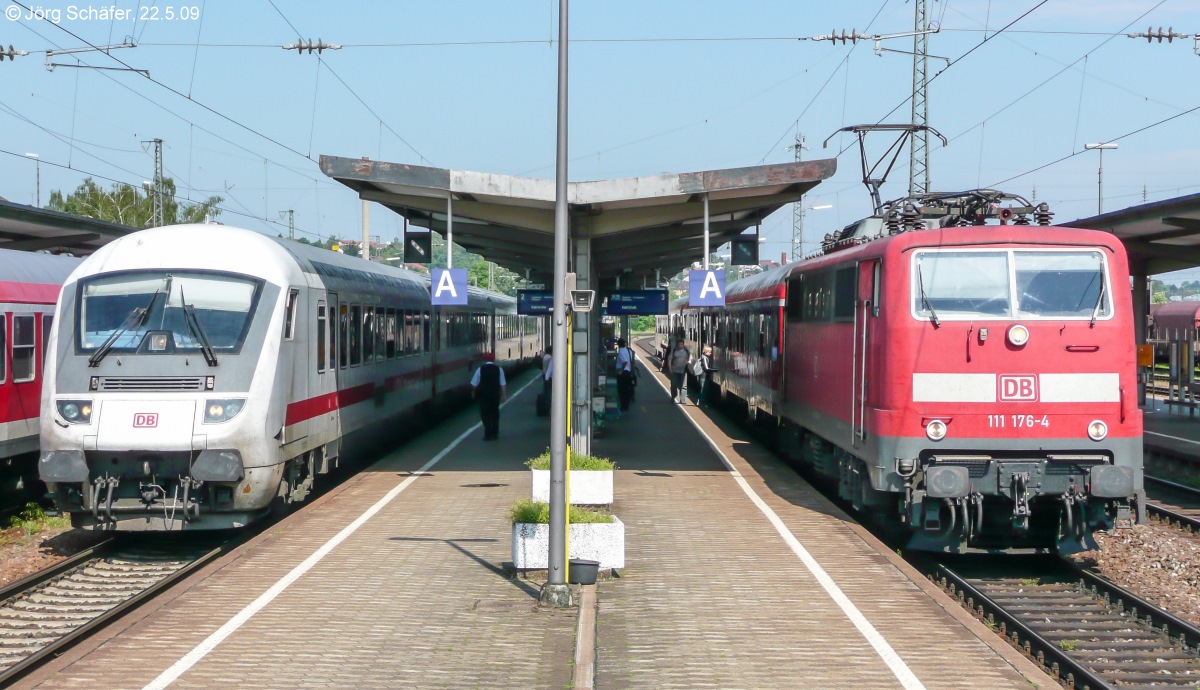 Blick nach Osten im Bahnhof Ansbach am 22.5.09: Auf Gleis 2 der Steuerwagen des IC nach Karlruhe und auf Gleis 3 und E-Lok 111 176 an der Spitze der RB nach Karlsatadt (Main).