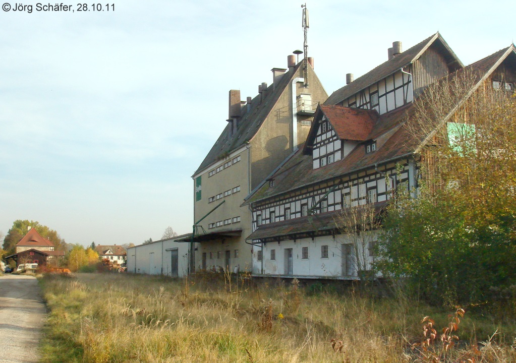 Blick nach Osten in Burgebrach am 28.10.2011: 16 Jahre später nach dem vorhergehenden Bild war die Szenerie fast unverändert, aber ohne Gleise und mit mehr Wildwuchs. 
