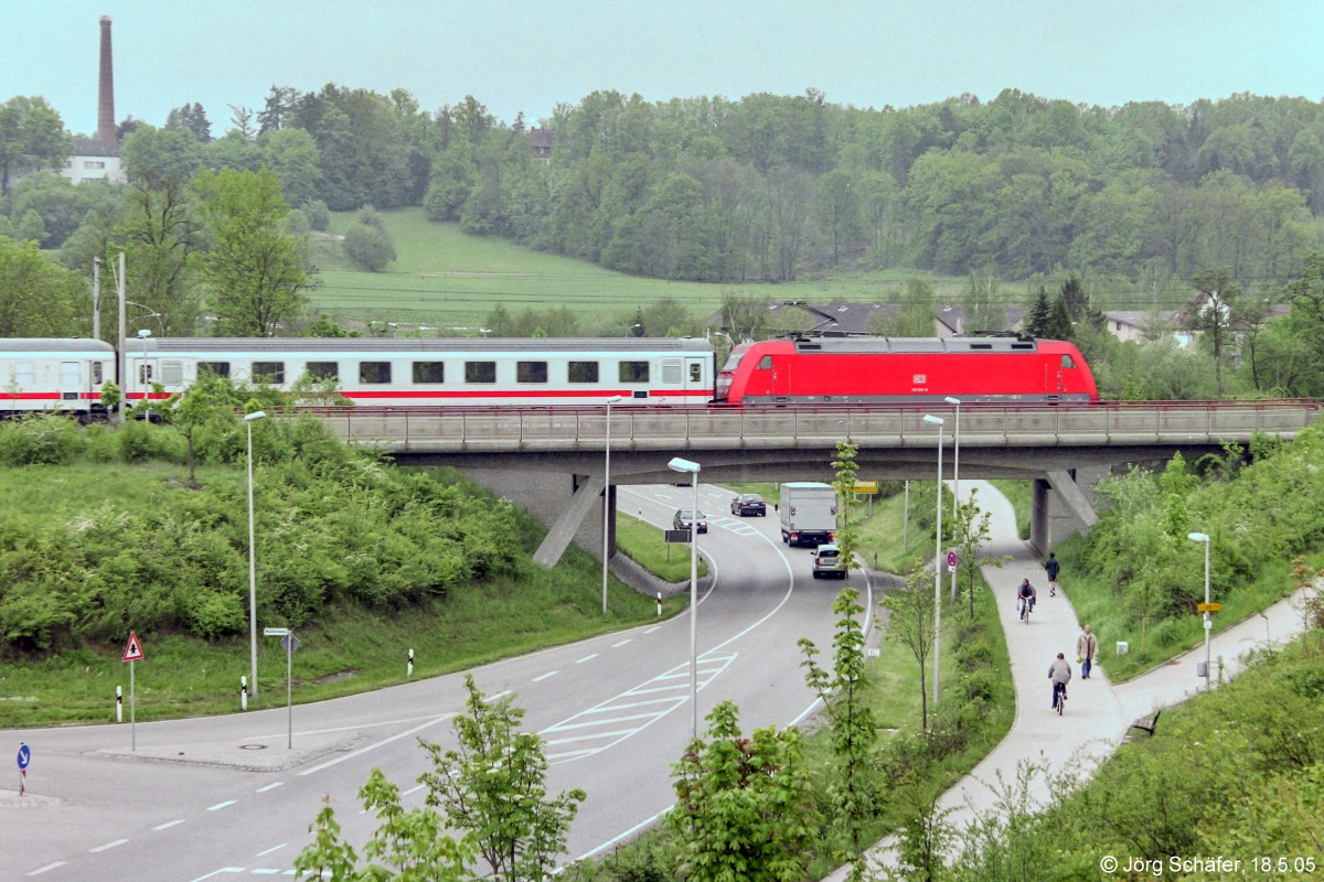 Blick nach Süden in Ansbach am 18.5.05: Ein IC nach Karlsruhe überquerte die Westtangente.