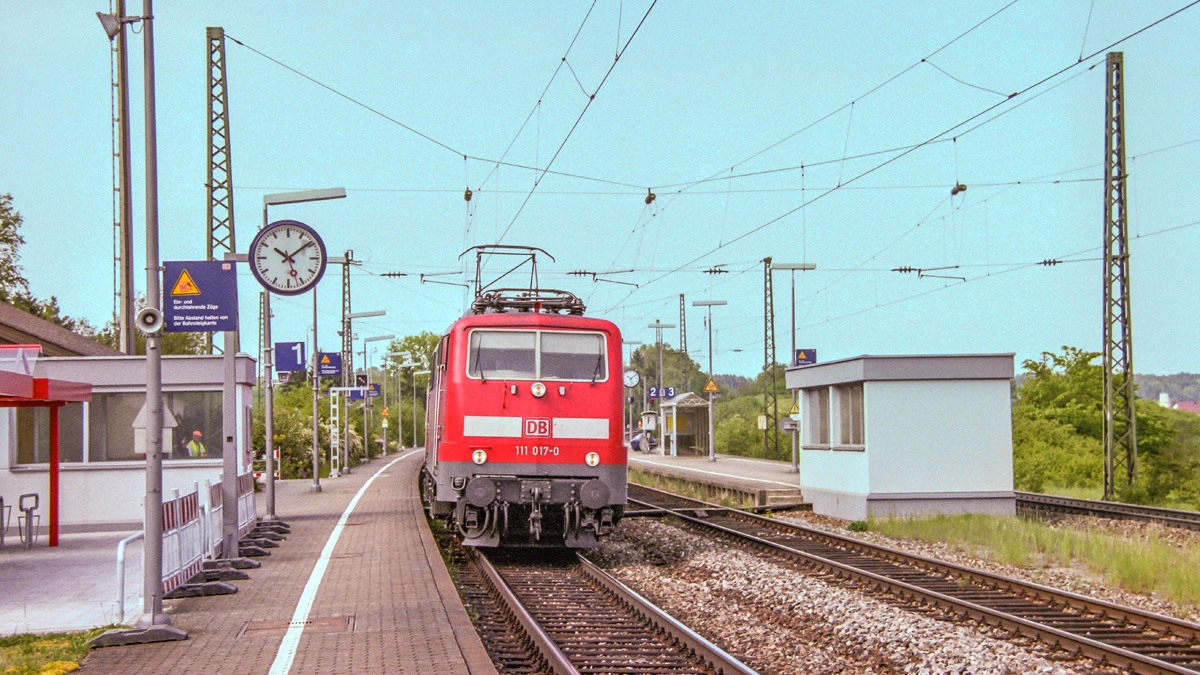 Blick nach Süden auf den Bahnhof Otting-Weilheim: 111 017 hielt am 26.5.04 mit einem RE nach Nürnberg auf Gleis 1.