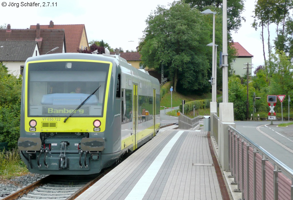 Blick nach Süden im neuen  Bahnhof  Ebern am 2.Juli 2011. Hinter dem agilis-RegioShuttle 650 722 sieht man den Bahnübergang der Häfnergasse, auf dem 9 Jahre zuvor der DB-Desiro foografiert wurde. (siehe ID 841257)