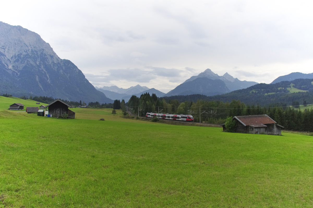 Blick nach Tirol: Aus Tirol kommt der ÖBB Talent der Baureihe 4024. Innsbruck war der Ausgangspunkt. Nun hat sich der Triebwagen vom Isartal in Mittenwald auf die Höhe beim Schmalensee hinauf gearbeitet. Noch einge hundert Meter geht es noch bergauf, dann kann der Zug dem Zielbahnhof Garmisch-Partenkirchen bergab über Klais entgegen rollen. Bahnstrecke 5504 München - Mittenwald Grenze am 15.09.2016  