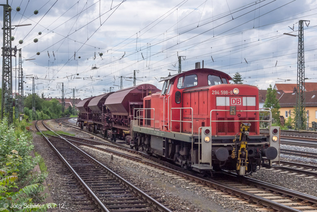 Blick nach Westen auf 294 598, die am 6.7.12 in Ansbach mit 3 Güterwagen im westlichen Weichenbereich rangierte. 
