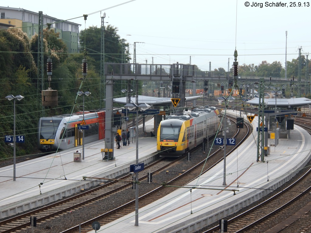 Blick nach Westen auf die Gleise 12 bis 15 von Gieen Hbf am 25.9.13: Links steht 508 106 nach Gelnhausen und rechts HLB-VT 201.1 nach Grnberg. 
