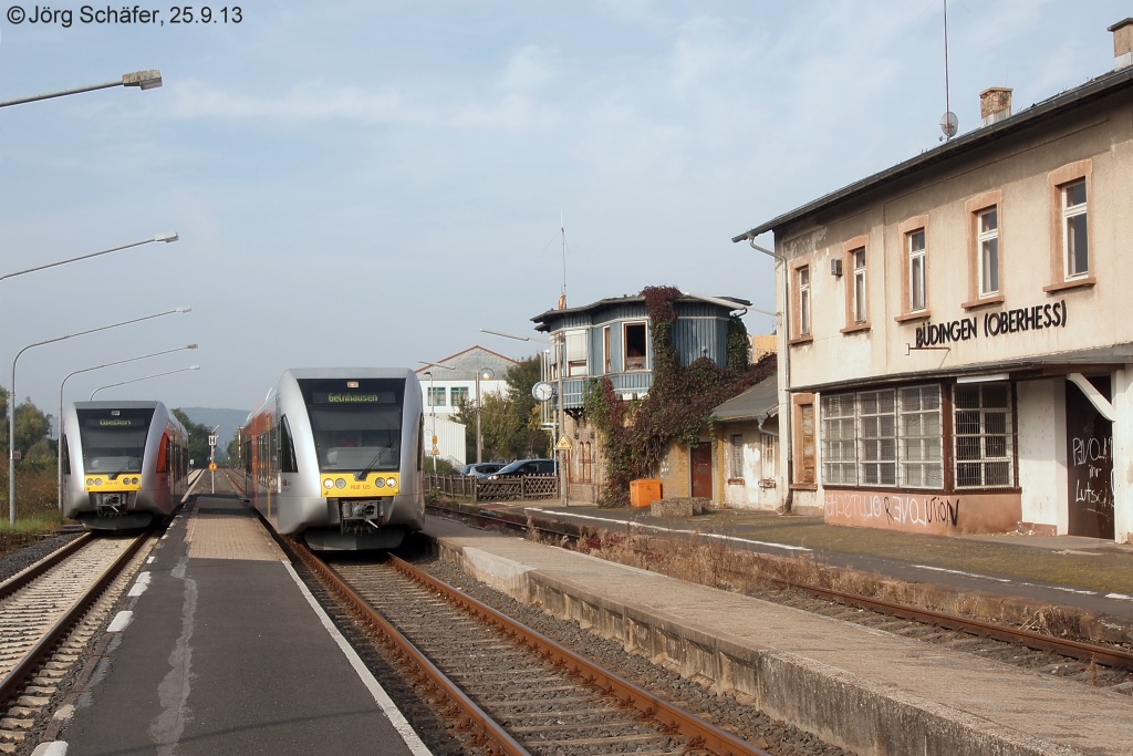 Blick nach Westen auf die Zugkreuzung in Bdingen am 25.9.13: HLB 125 nach Gelnhausen (rechts) macht 5 Minuten Paue, whrend HLB 121 nach Gieen (links) nur kurz hlt. 

