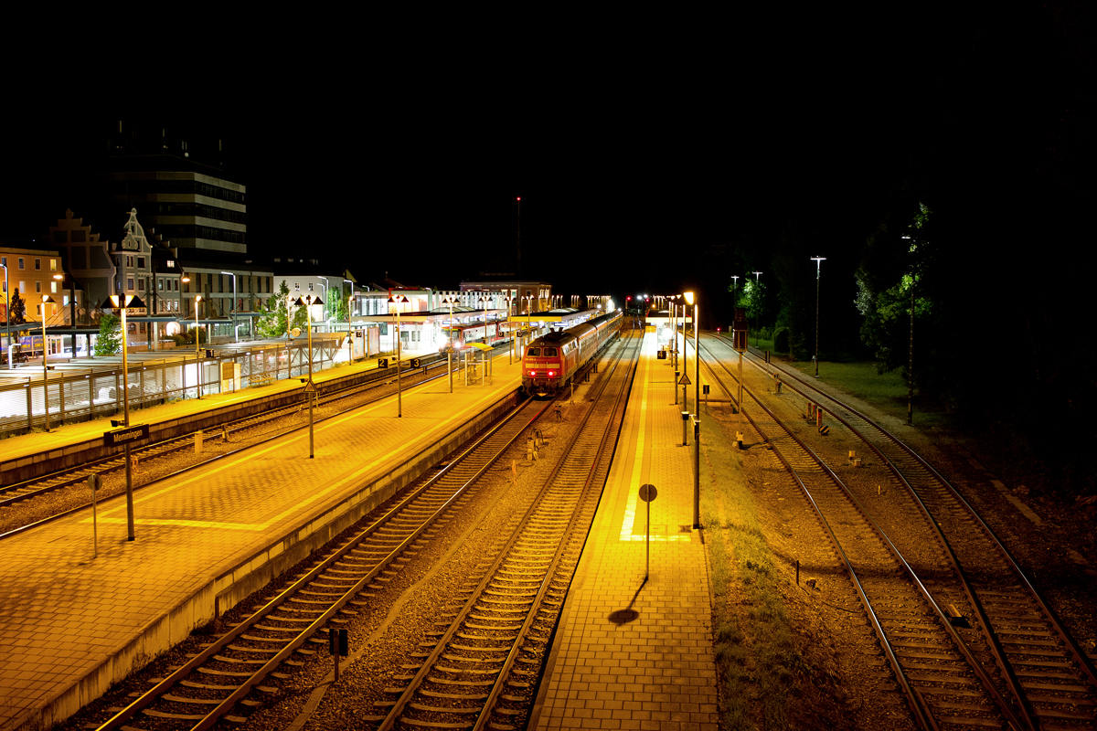 Blick in den nächtlichen Bahnhof Memmingen in dem gerade der Re 57420 aus München
Hbf kommend mit der 218 488-5 eingetroffen ist.Bild vom 18.8.2014
