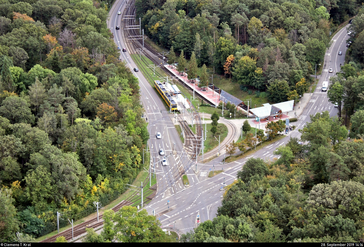 Blick von oben auf die Haltestelle Ruhbank (Fernsehturm) der Stuttgarter Straßenbahnen AG (SSB).
Aufgenommen von der Aussichtsplattform des Fernsehturms Stuttgart.
[28.9.2019 | 14:16 Uhr]