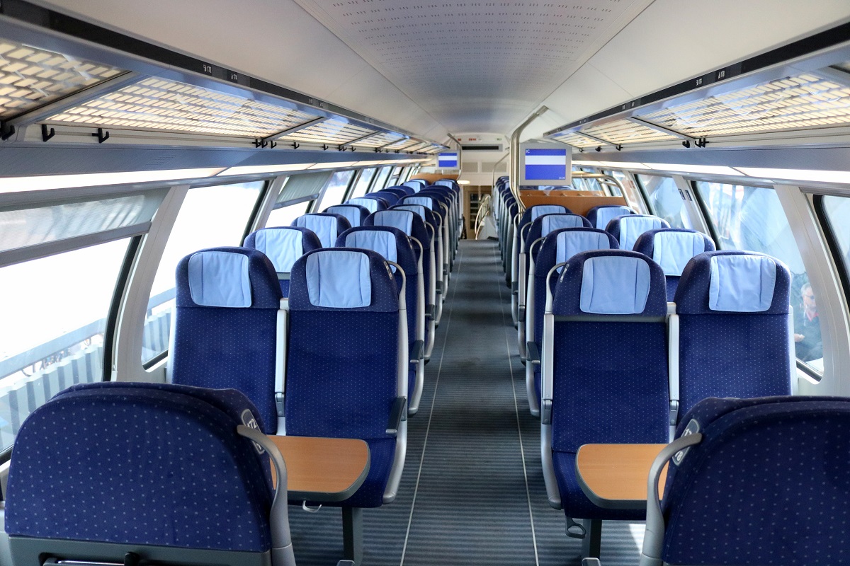 Blick in das obere Stockwerk eines IC2-Doppelstockmittelwagens (DBpza 682.2), hier als IC 2432  Ostfriesland  (Linie 56) von Cottbus bzw. RE 52432 von Bremen Hbf in seiner Endstation Norddeich Mole. [26.7.2017 - 14:23 Uhr]