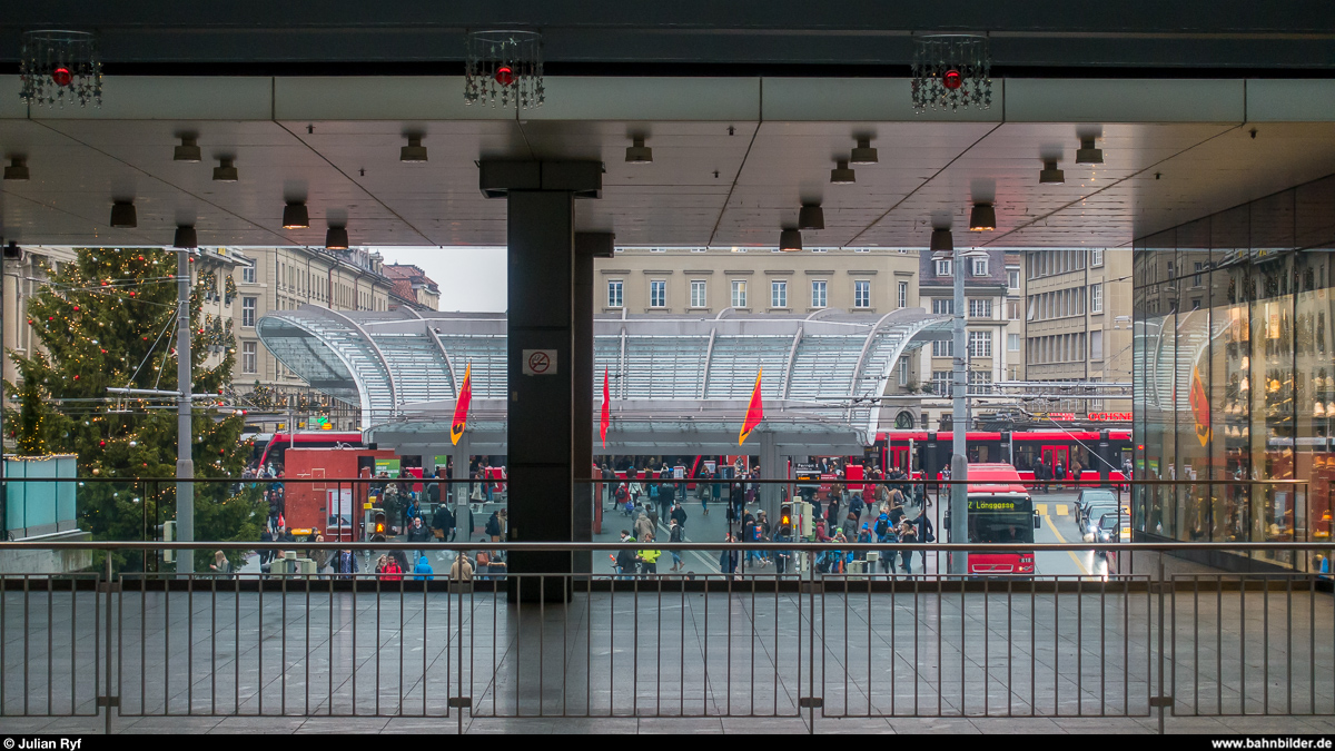 Blick von der obersten Publikumsebene des Bahnhofs Bern in Richtung Bahnhofplatz am 22. Dezember 2017.