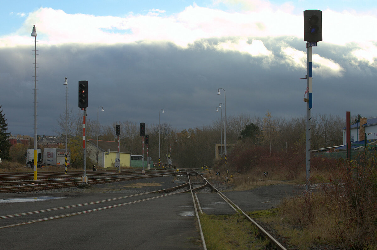 Blick von der öffentlich zugängigen Zufahrt zum Eisenbahnmusem auf das Gleisvorfeld Slany, blitzschnell zog sich der Himmel zu und ein heftiger Regen setzte ein.
04.11.2021 15:52 Uhr.