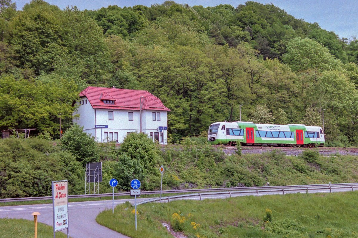 Blick vom Ort Untermaßfeld auf den am Hang liegenden Bahnhof. Am Bahnsteig hält eine RB von Grimmenthal, davor sieht man das abfallende Gleis Richtung Ritschenhausen. (24.5.06)