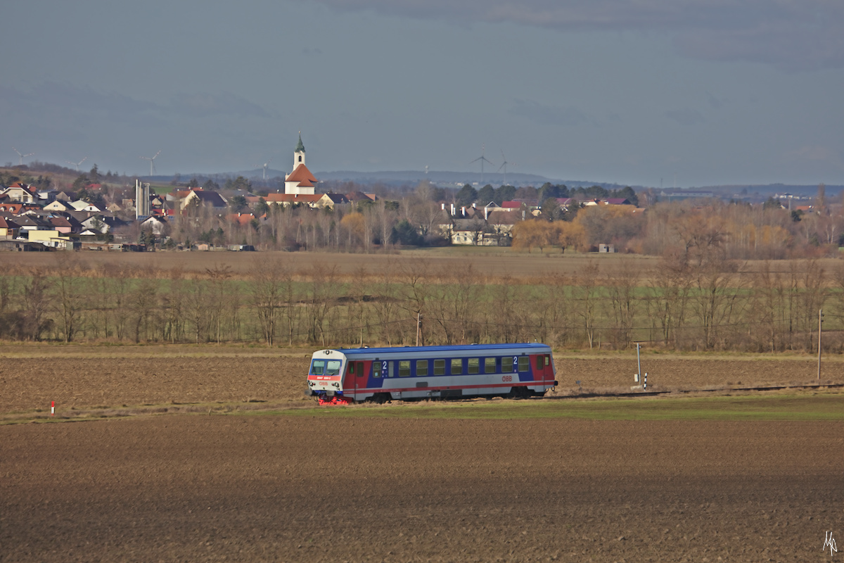 Blick von Raggendorf in Richtung Groß Schweinbarth. Triebwagen 5047 039 ist wenige Tage vor der Einstellung des Personenverkehrs nach Obersdorf unterwegs. (10.12.2019)