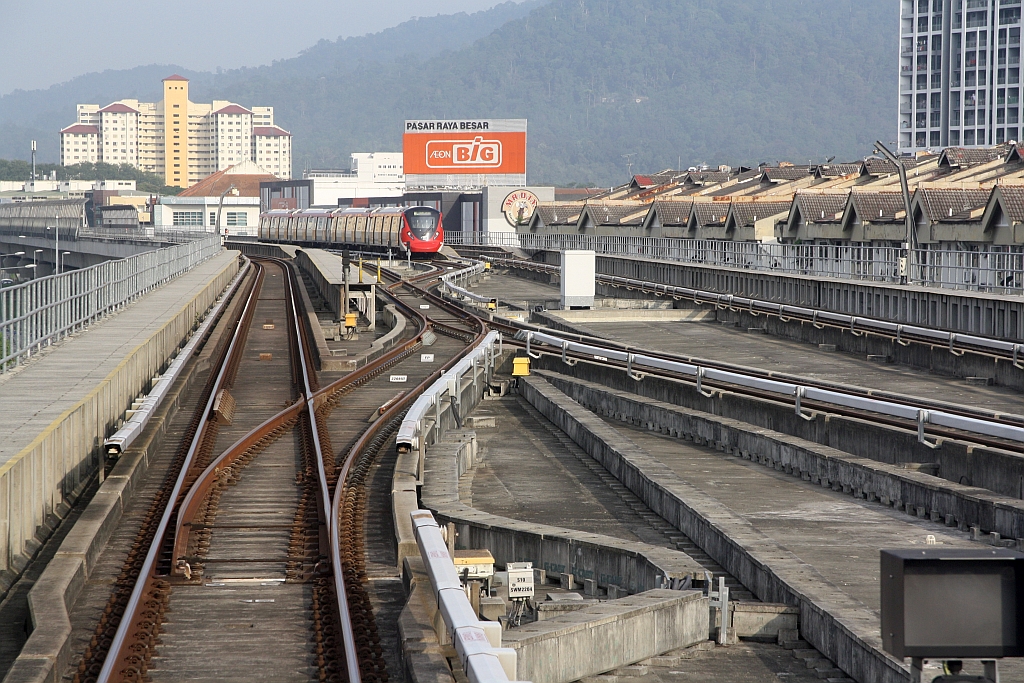Blick von der rapidKL MRT Putrajaya Line (PY) Stesen Kepong Baru (PY10) auf die in Richtung Metro Prima (PY09) gelegene Wendeanlage. - Bild vom 12.März 2024.