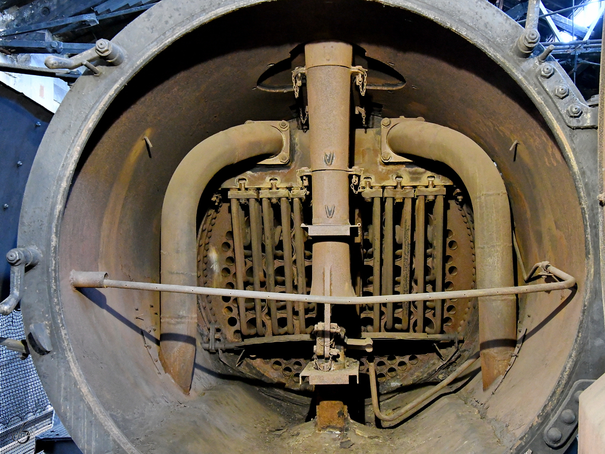 Blick in die Rauchkammer der 1944 gebauten Dampflokomotive 52. 3816. (Heizhaus Lienz, August 2019)