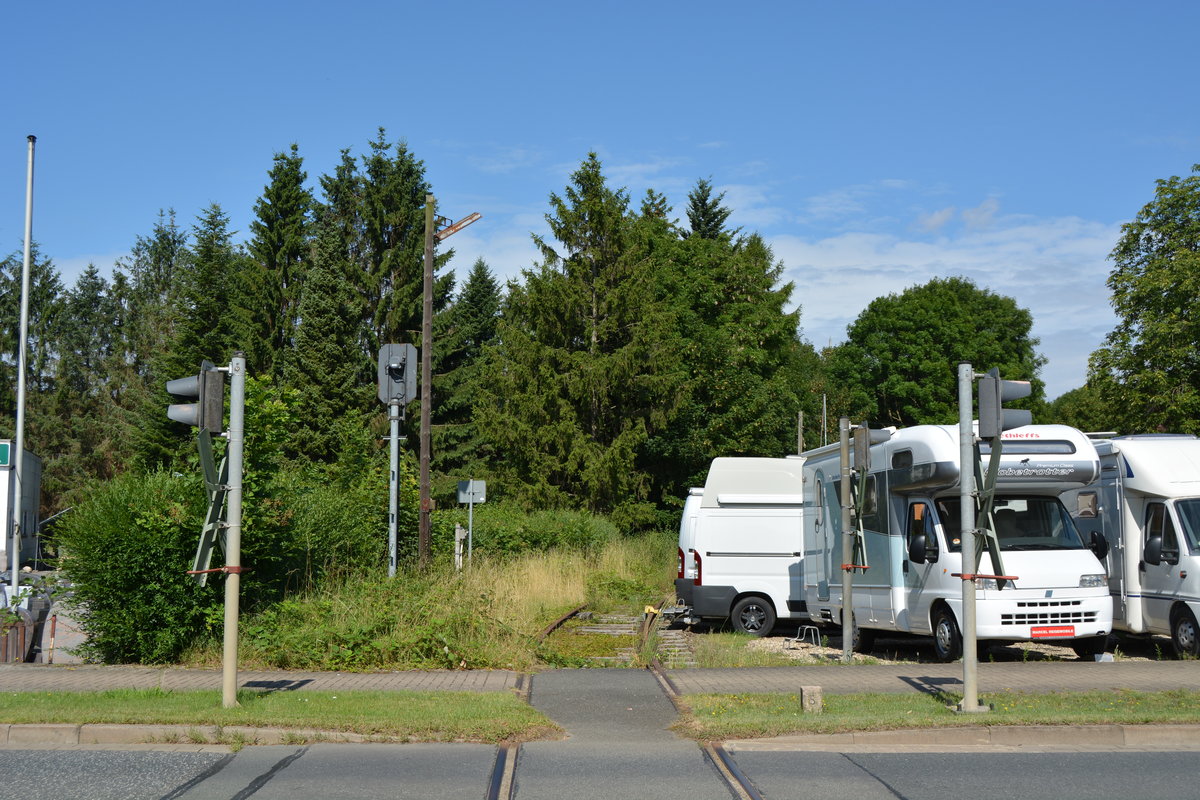 Blick in Richtung Bahnhof am stillgelegten Anschlussgleis in Sehnde.

Sehnde 18.07.2016