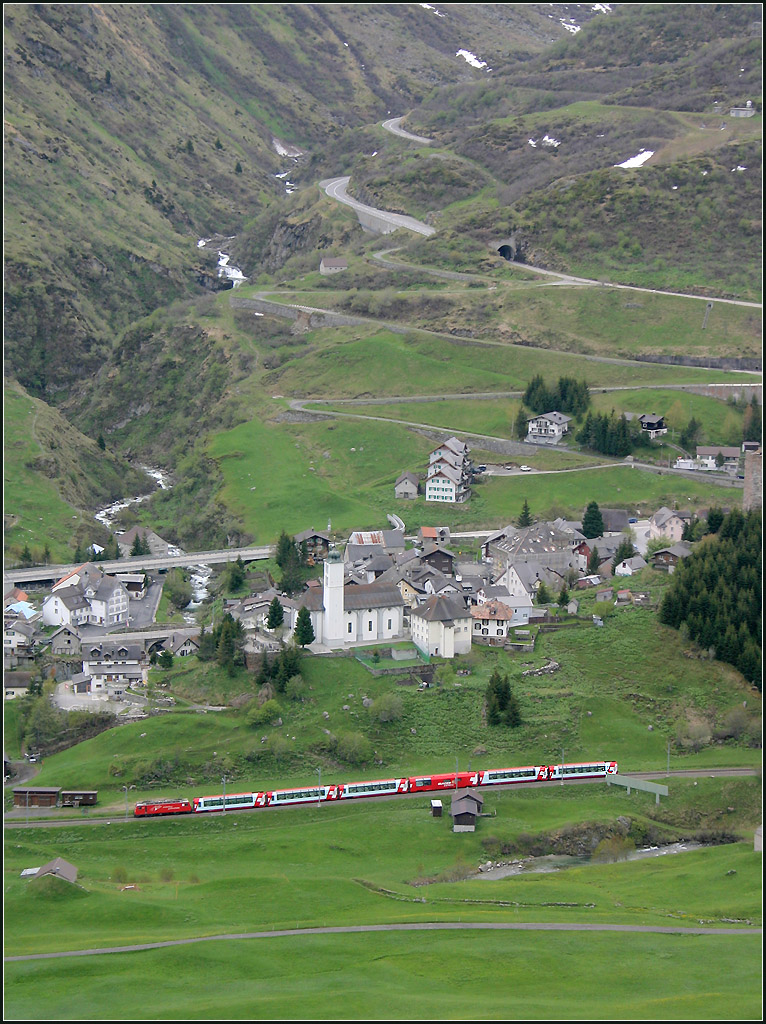 Blick in Richtung Gotthardpass -

Hinter dem Clacier-Express der wunderbar in die Landschaft passende Ort Hospental. Dahinter das Tal der Gotthard-Reuss mit der über den Pass führenden Gotthardstraße.

22.05.2008 (M)